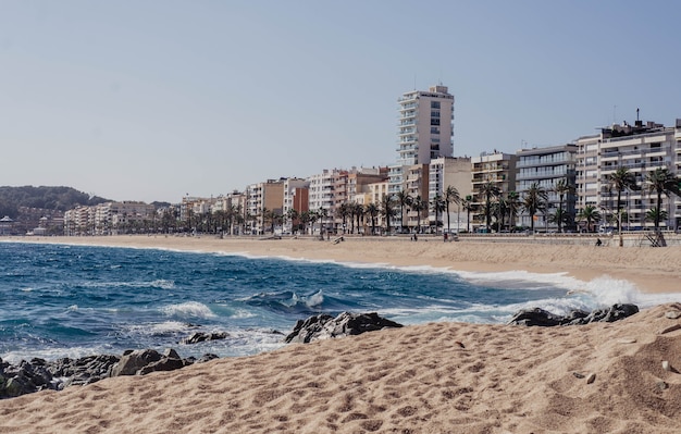 Foto típica playa mediterránea en un pueblo de la costa brava