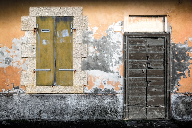 Típica puerta y ventana de madera vintage