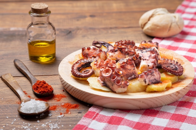 Foto típica tapa gallega de pulpo con patatas, pimentón, sal y aceite de oliva.