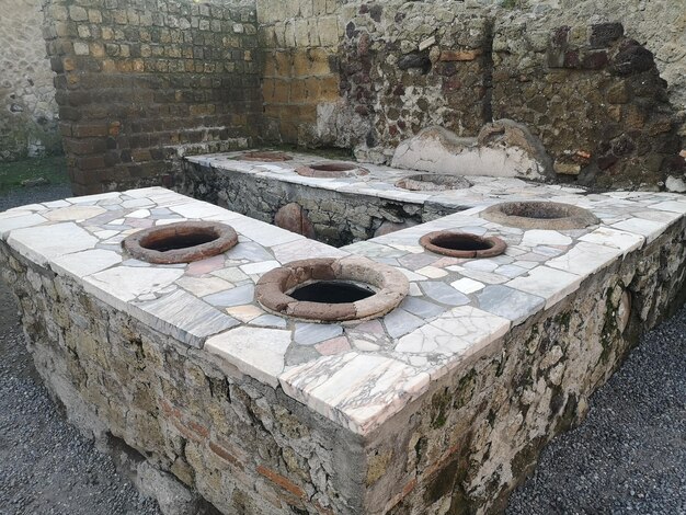 Una típica tienda de alimentos en las ruinas de Herculano Los recipientes de terracota profundos eran para alimentos secos