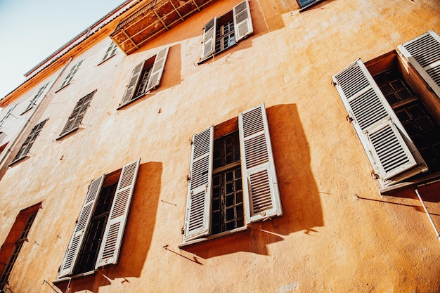 Típicas casas e edifícios antigos da riviera francesa linda rua em nice, frança