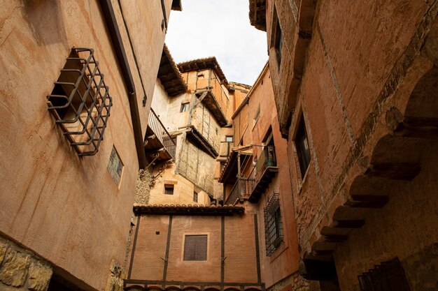 Foto las típicas fachadas de adobe y madera de color naranja en el pueblo medieval de albarracin, españa