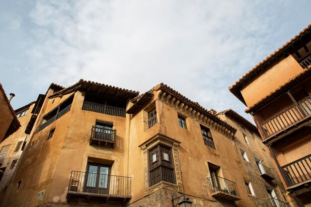 Foto las típicas fachadas de adobe y madera de color naranja en el pueblo medieval de albarracin, españa