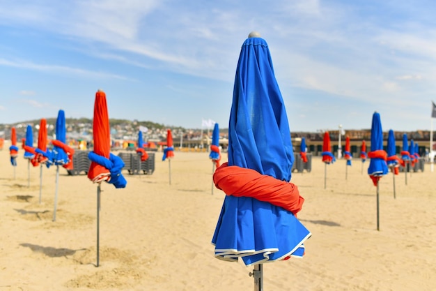 Las típicas sombrillas de colores en una playa