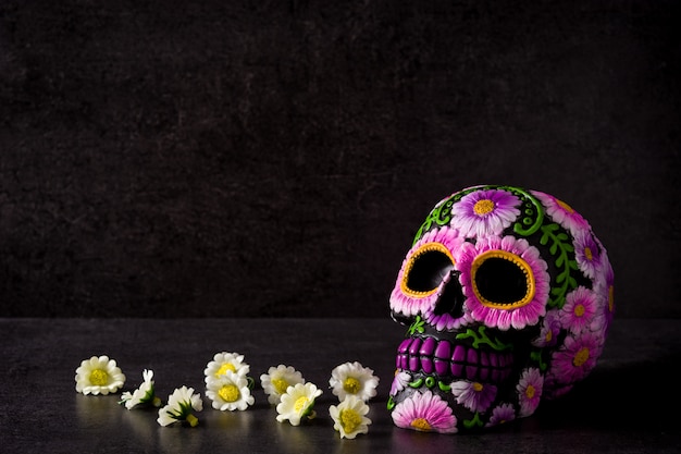 Típico cráneo mexicano pintado y flores en negro