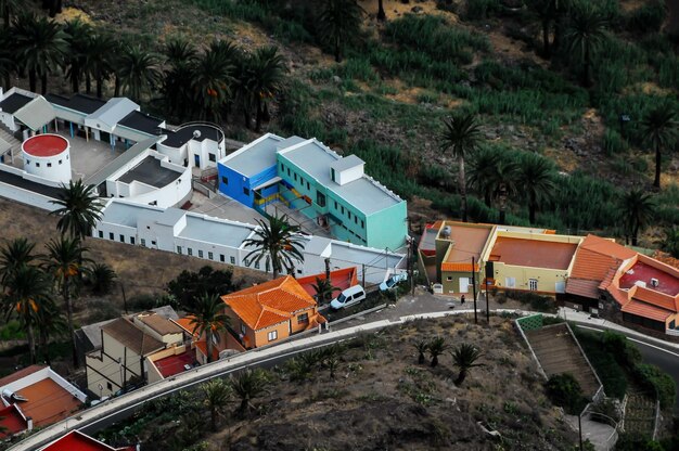 Típico edificio colonial español de color con techo plano