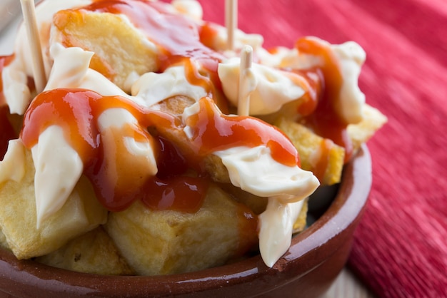 Típico español (tapa de Patatas bravas)