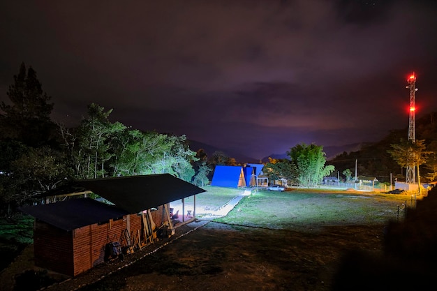 Típico paisaje nocturno en la selva