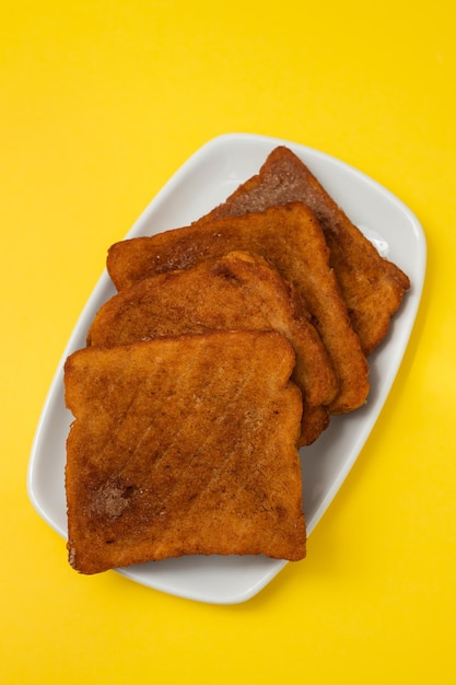 Típico postre navideño portugués pan frito con canela