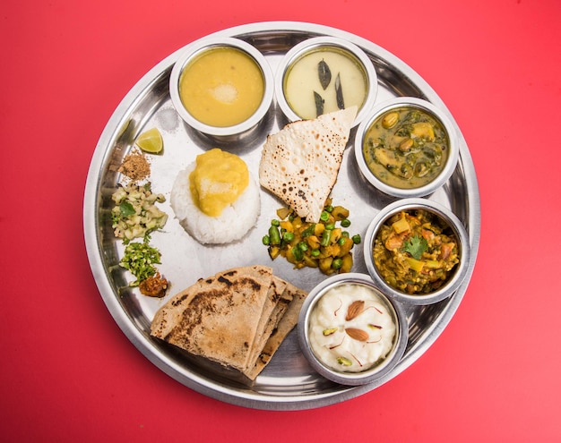 Típico prato de comida maharashtrian saudável ou Thali cheio de nutrientes, foco seletivo