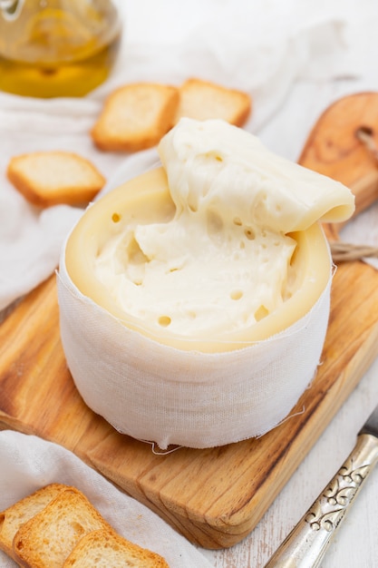 Foto típico queso portugués de serra da estrela