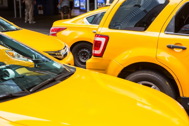 Foto típicos taxis amarillos en nueva york