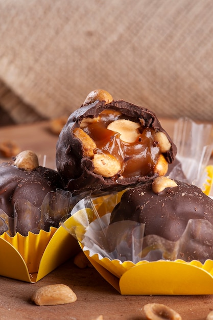 Un tipo de brigadeiro llamado Charge, con dulce de leche y maní. Caramelo de fiesta.