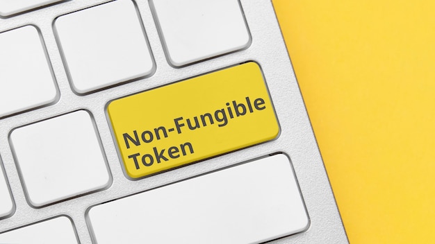 Tipo de concepto de tokens criptográficos no fungibles en el botón del teclado.