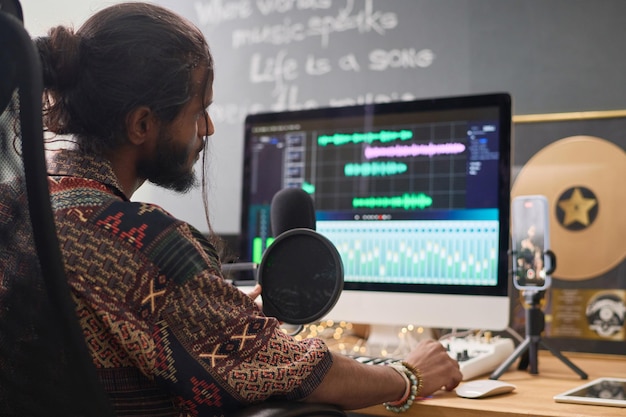 Foto un tipo creando nueva música en su estudio casero.