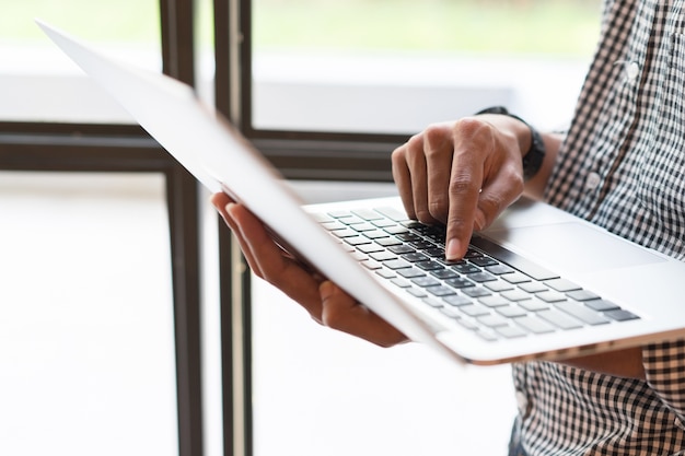 Tipo de empresário no laptop para trabalhar