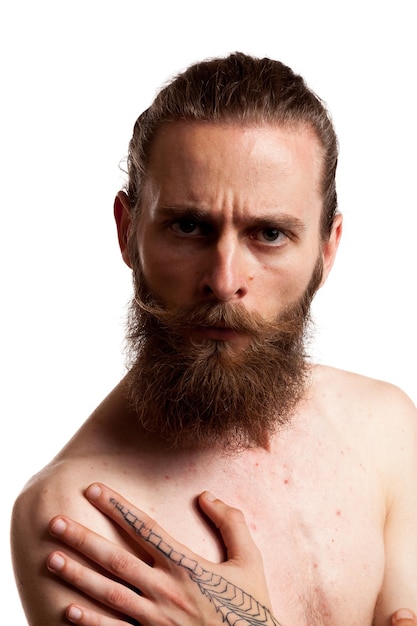 Foto un tipo genial con barba larga sobre fondo blanco en una foto de estudio