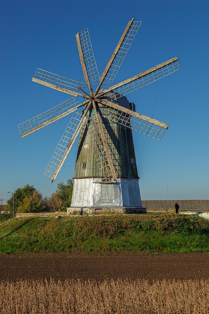 Tipo holandês de moinho de vento contra o céu azul de perto