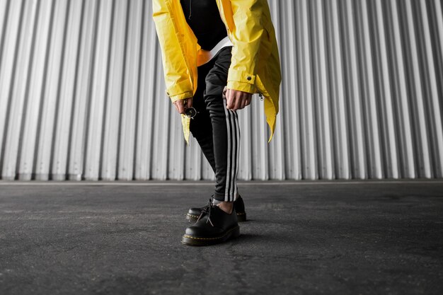 Un tipo con un impermeable amarillo en una calle de la ciudad