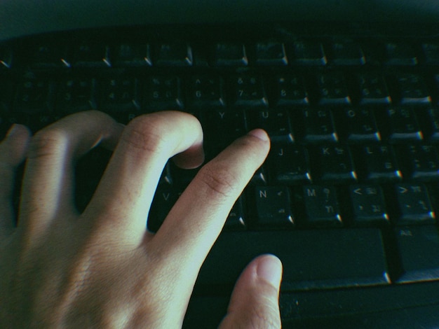 Tipo de mano recortado en el teclado