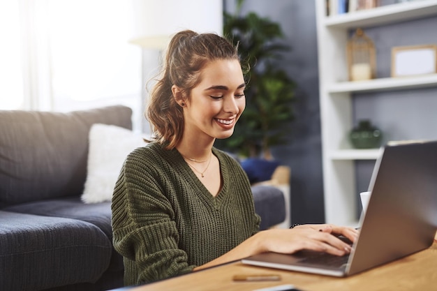 Tipo de piso y chica con computadora portátil en la mesa para estudiar asignación o ensayo de literatura en la sala de estar estudiante universitario en línea y mujer con computadora para educación conocimiento o aprendizaje en el hogar