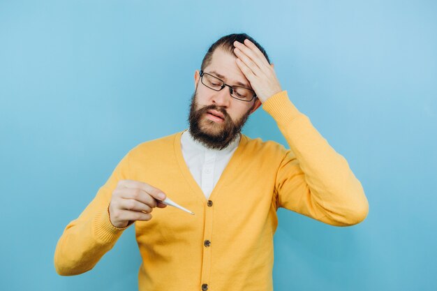 El tipo con los síntomas de una arena. Un hombre con tos, dolor de cabeza, fiebre.