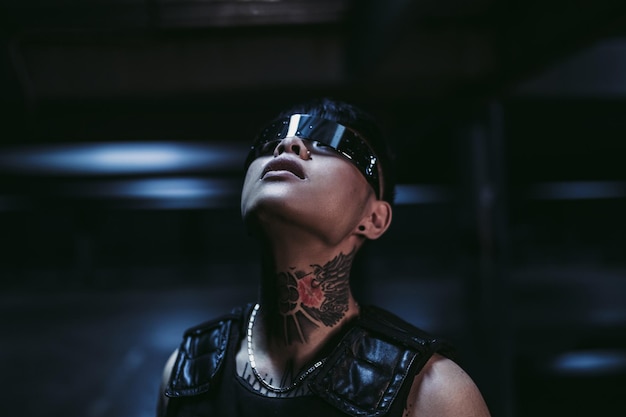 Tipo tatuado estilo cyberpunk en una ciudad fantasía gafas cyberpunk