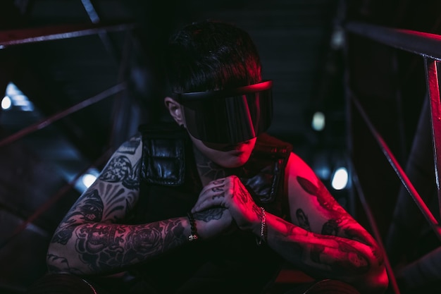 Tipo tatuado estilo cyberpunk en una ciudad fantasía gafas cyberpunk