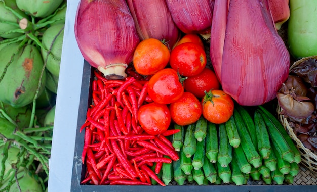 Tipo de verduras tailandesas en estilo de cocina tailandesa, tomates, chiles, flor de plátano