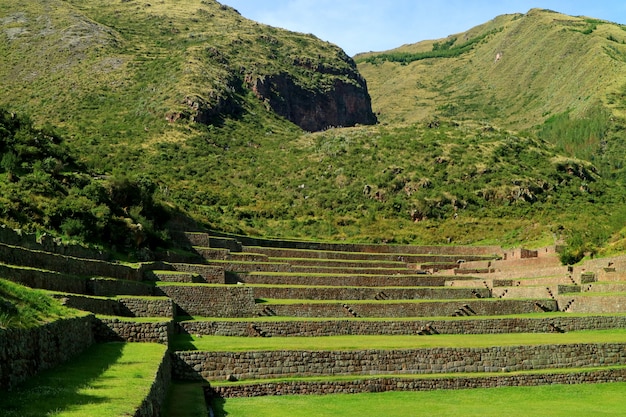 Tipon, impressionantes ruínas incas de terraços agrícolas localizados no Vale Sagrado, região de Cusco, Peru