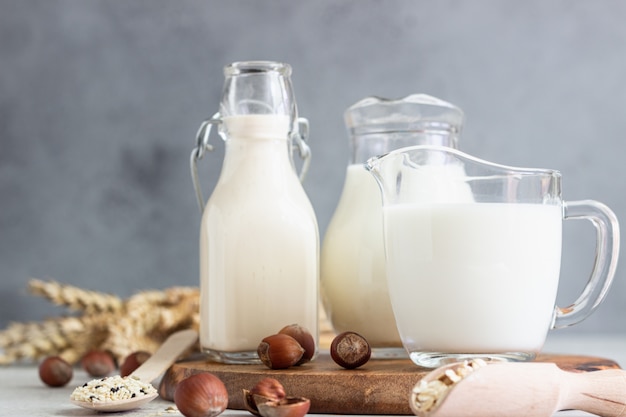 Tipos alternativos de leches en botellas de vidrio. Leche vegana no láctea.