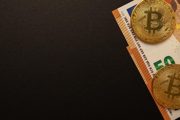Tipos de cambio e índices bursátiles Billetes en euros y bitcoins con copyspace sobre un fondo negro