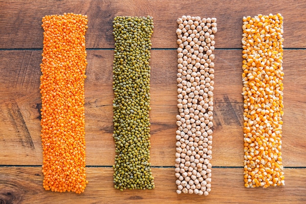 Tipos de cereales. Vista superior de diferentes tipos de granos sobre el escritorio de madera