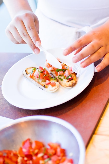 Tipos en clase de cocina haciendo bruschetta.