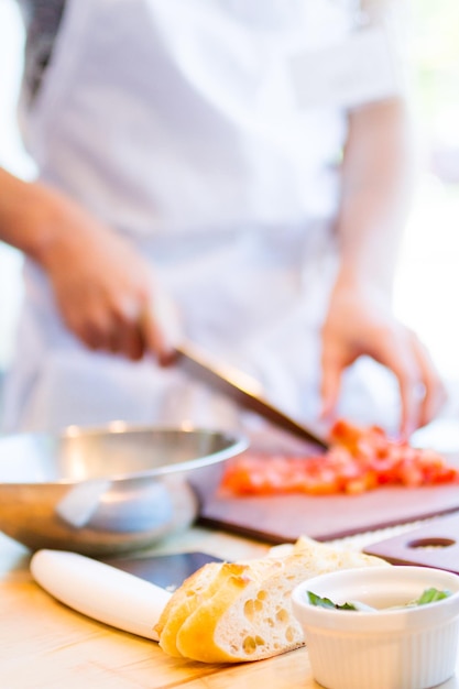 Tipos de aula de culinária que fazem bruschetta.