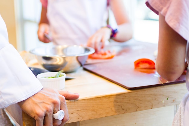 Tipos de aula de culinária que fazem bruschetta.