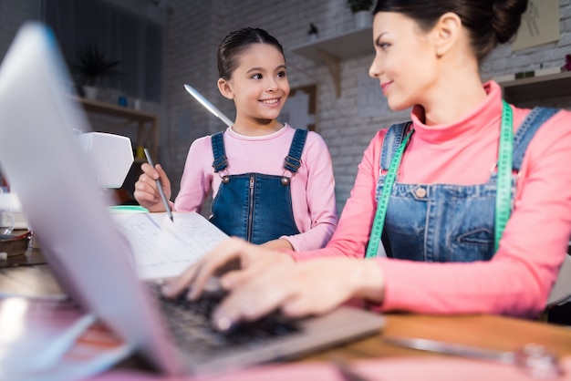 Tipos de mulher adulta em um computador