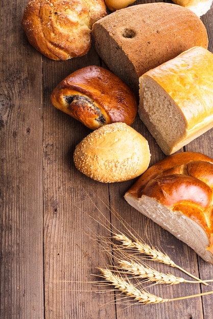Tipos de pão caseiro na rústica mesa de madeira