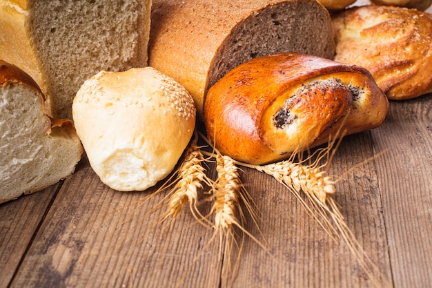 Tipos de pão caseiro na rústica mesa de madeira