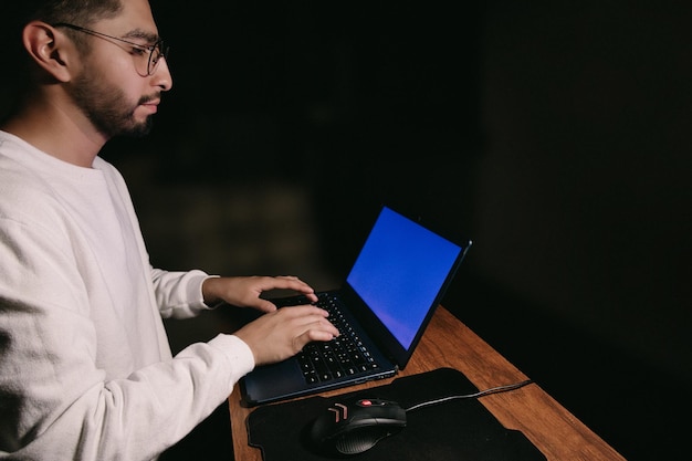 Tipos de hombre de piel oscura en la computadora de pantalla azul de cerca