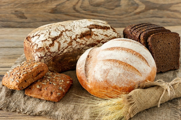 Tipos de pan casero en la mesa de madera rústica.