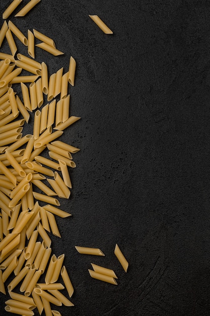 Foto tipos de pasta sobre fondo negro