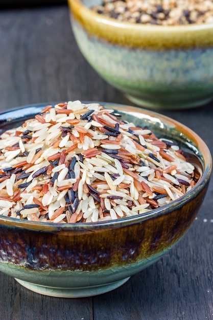 Tipos surtidos de arroz en cuencos de cerámica