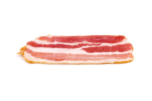 Tira de tocino rebanada de carne de cerdo ahumada cruda aislada sobre fondo blanco