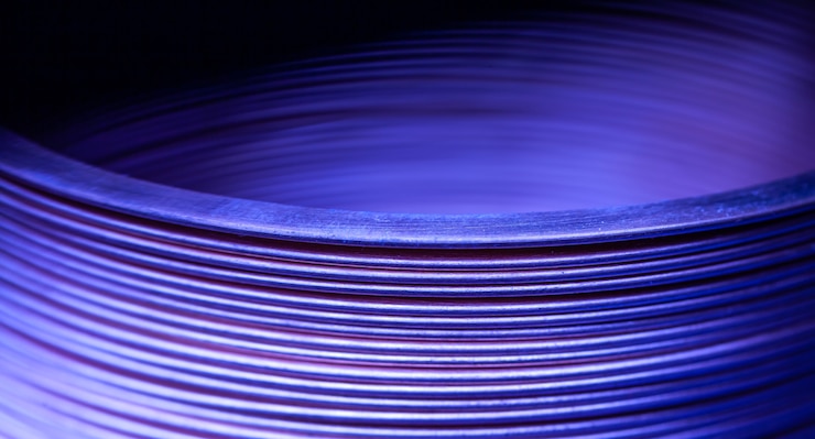 Foto tira trenzada de acero plano azul de primer plano en la producción de muebles y cosas únicas de diseñador. concepto de grandes piezas de hierro. espacio publicitario