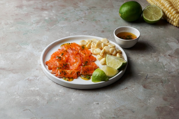 Tiradito de salmón - plato peruano de pescado crudo, carpaccio