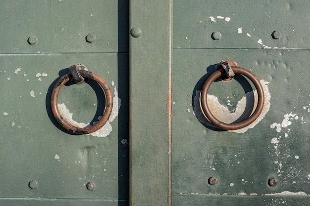 Foto tiradores redondos de puerta de hierro antiguo.