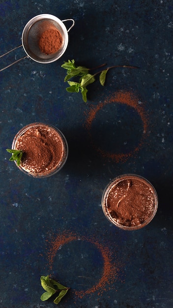 tiramisú con cacao y menta en copas