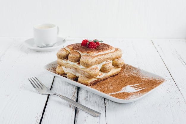 Tiramisu caseiro de sobremesa italiana tradicional com framboesas frescas