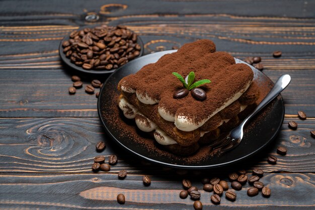 Tiramisú clásico postre en plato de cerámica en madera